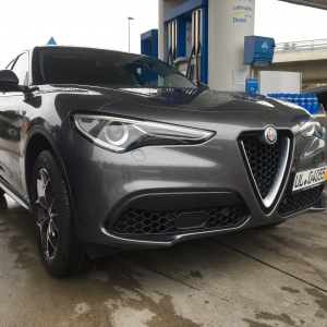 Alfa Romeo_Stelvio_VPŘEDU SPOLUJEZDEC